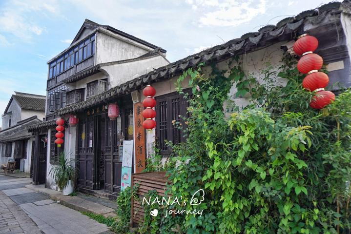 大雪纷飞 女子展示民间绝技独竹漂，仿佛古代女侠